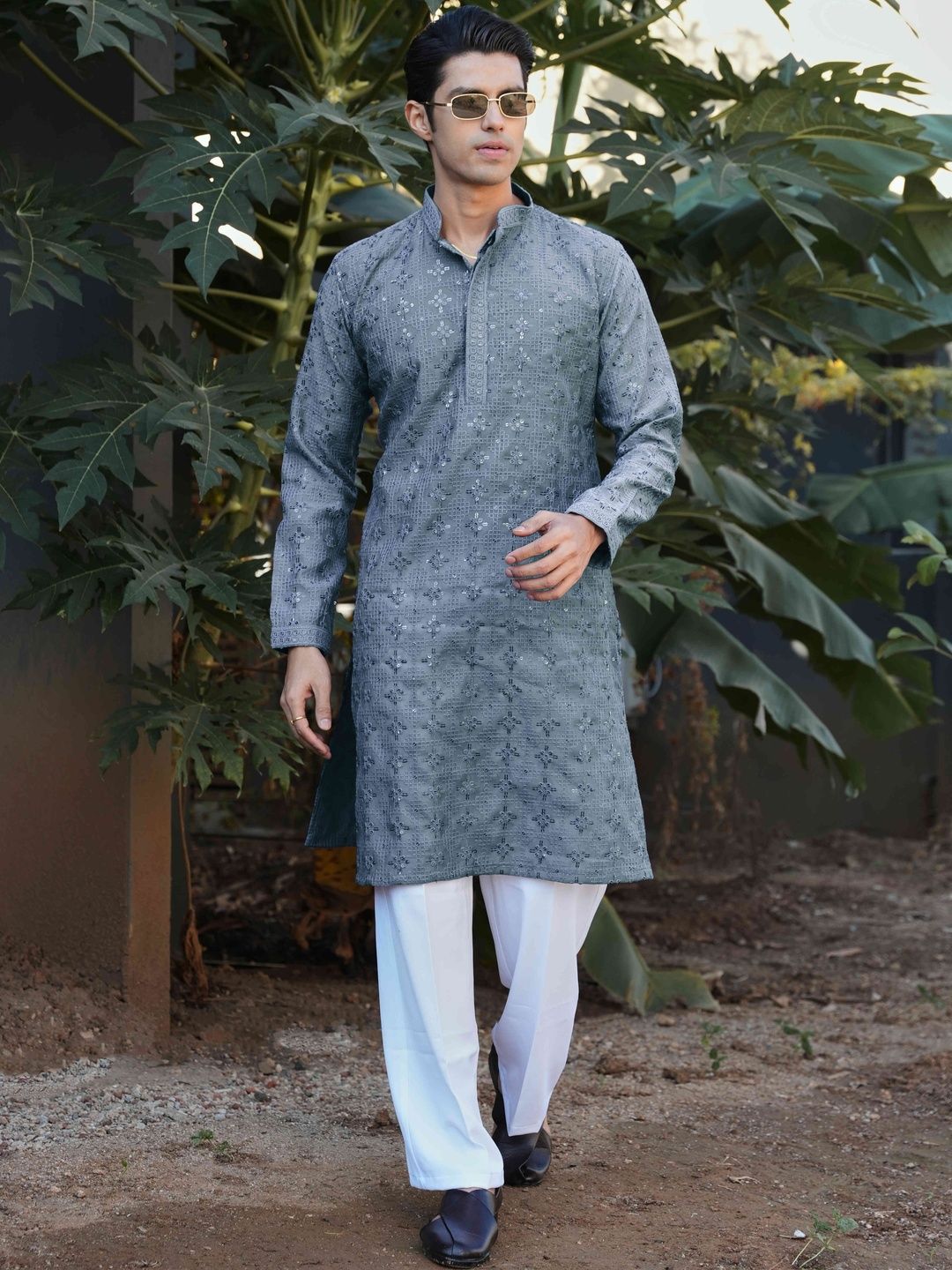 Men Geometric Embroidered Kurta